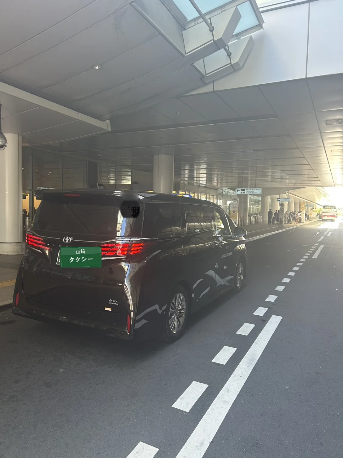 ターミナル前に停車する山﨑タクシー