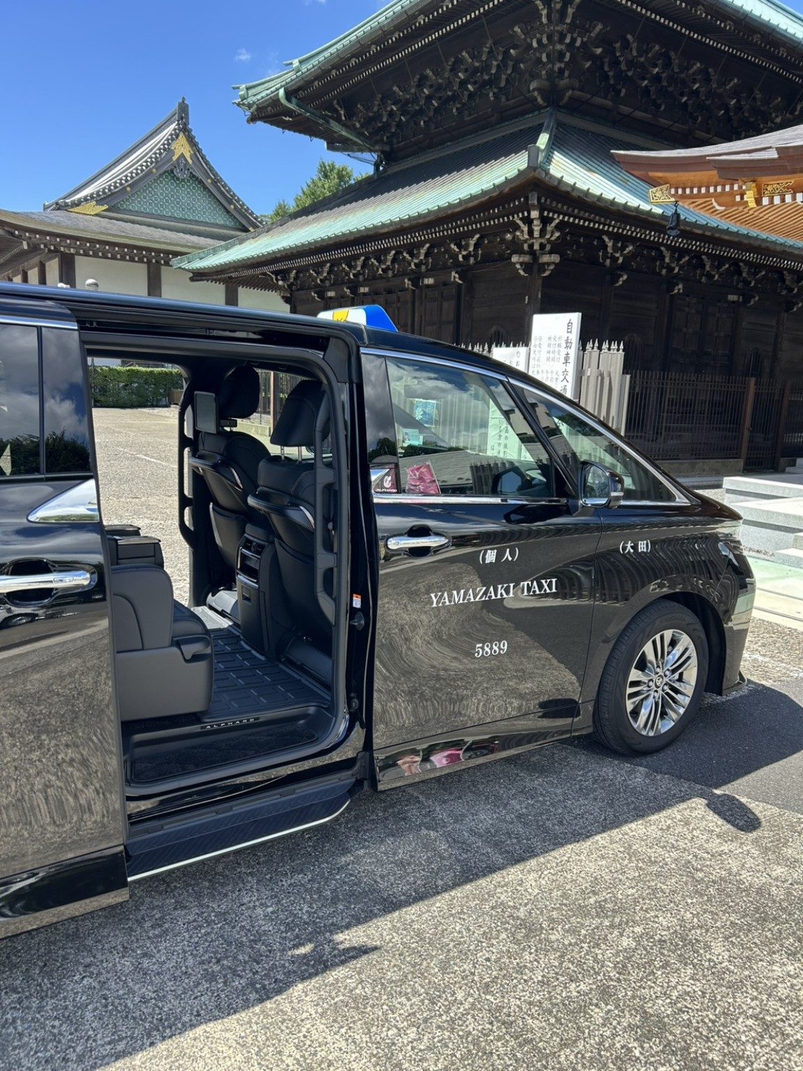 山﨑タクシーの黒アルファード