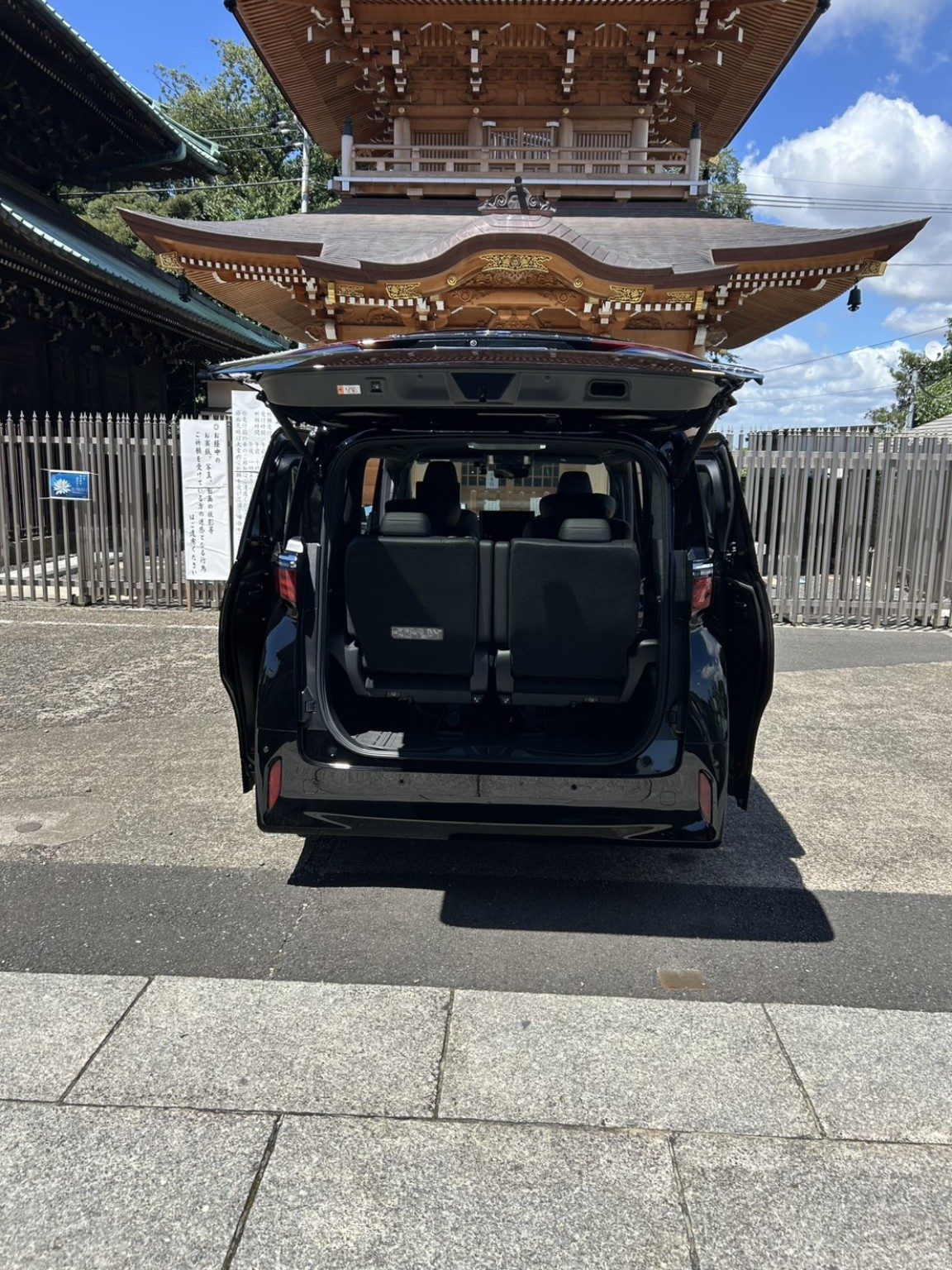 荷物も載せやすいアルファードの荷室